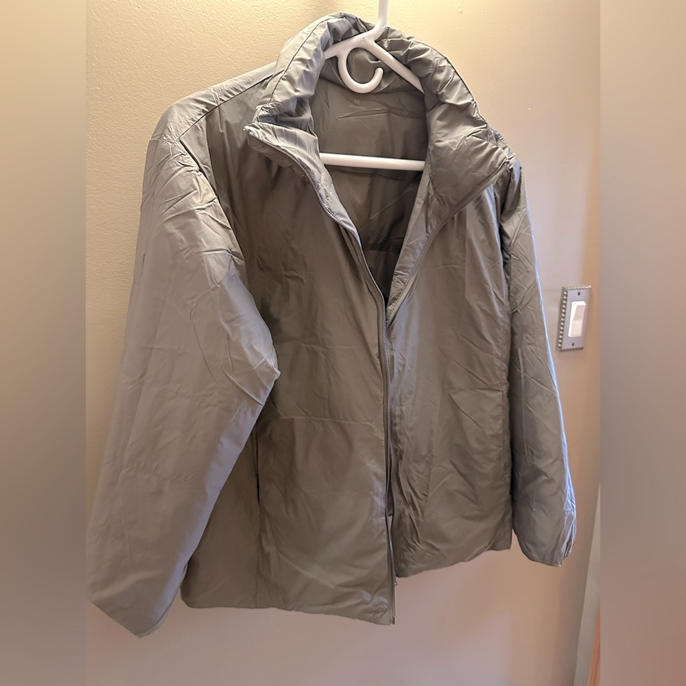 Puffy jacket in griege from Muji.